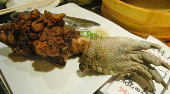 Restoran Chinju-ya di Distrik Yokohama Noge, Jepang juga menyajikan Axolotl atau salamander goreng dan kutu kayu raksasa.