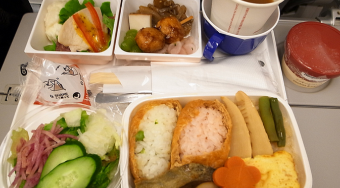 Kelas ekonomi Japan Airlines. (Via: buzzfeed.com)