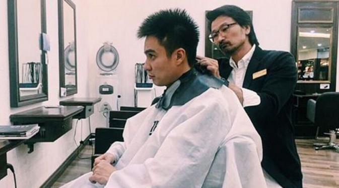 Baim Wong sedang cukur rambut di Malaysia (Instagram/@elfiraloy)