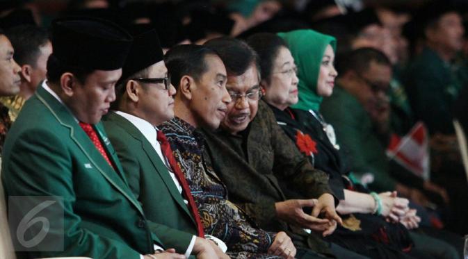 Presiden Jokowi berbincang dengan Wapres Jusuf Kalla saat menghadiri pembukaan Mukernas PKB di JCC, Jakarta, Jum'at (5/2/2016). Mukernas PKB mengambil tema 