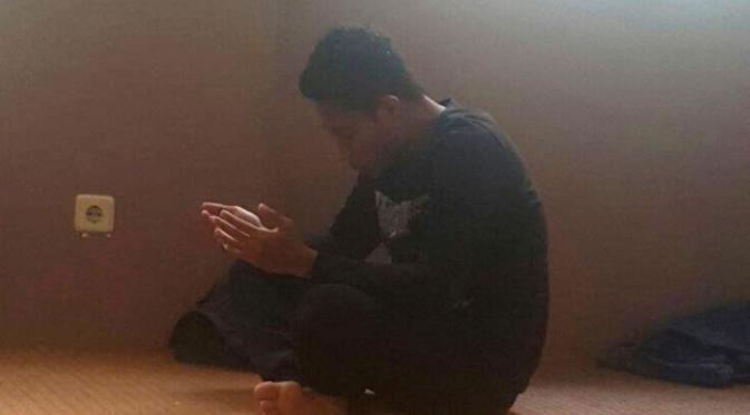 Evan Dimas salat Jumat di Masjid Tariq bin Ziyad, Barcelona. (Bola.com/Fahmi Vivaldi)