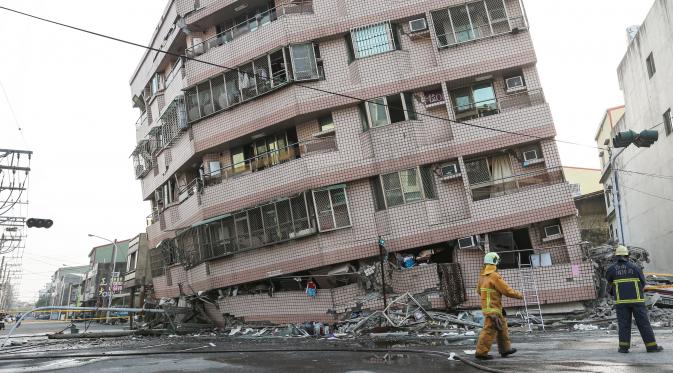 Sebuah bangunan yang rusak terlihat setelah gempa 6,4 SR mengguncang Tainan, Taiwan Selatan (6/2). Gempa terjadi pukul 4 subuh tadi telah menghancurkan beberapa apartemen di kawasan Wei Guan, Tainan, Taiwan. (REUTERS/Stringer)