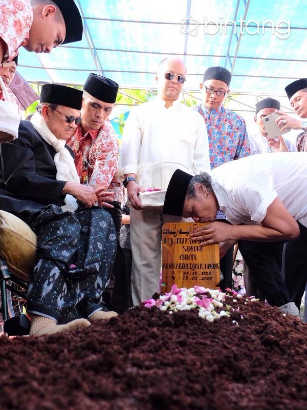 Didepan BJ Habibie  dan keluarga yang lain Adrie Subono mencum nisan sang bunda. (Dezmond Manullang/Bintang.com)