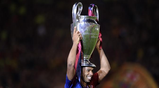 Thierry Henry saat memenangkan trofi Liga Champions 2009 bersama Barcelona / Reuters