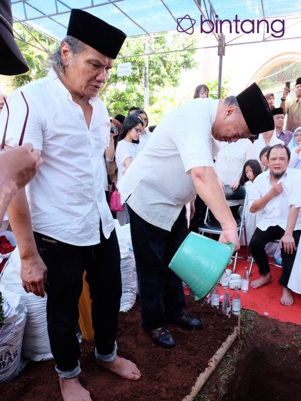 Adrie Subono di pemakaman sang bunda. (Dezmond Manullang/Bintang.com)