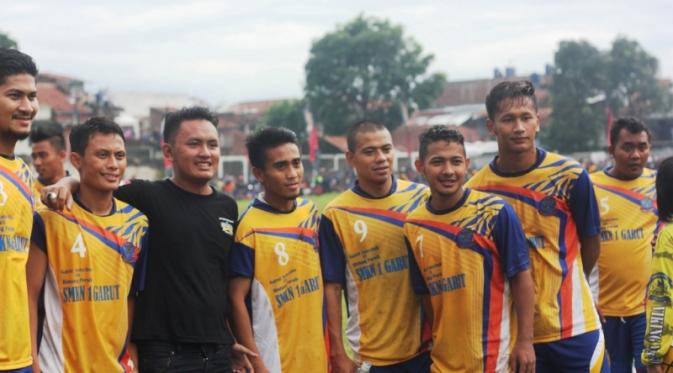 Beberapa pemain Persib Bandung turun dalam laga uji coba melawan Garut Selection di Stadion Jayaraga, Minggu (7/2/2016). (Bola.com/Permana Kusumadijaya)