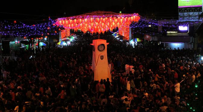 Belasan ribu warga menyambut malam tahun baru Imlek di Pasar Gede, Solo, Jawa Tengah, Senin (8/2/2016). (Liputan6.com/Reza Kuncoro)