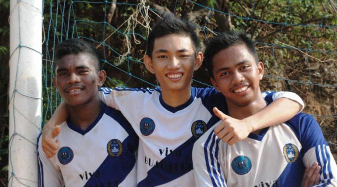 Daud (tengah), pemuda keturunan Tionghoa asal Batam satu tim dengan anak Flores dan Aceh. (Bola.com/Wiwig Prayugi)