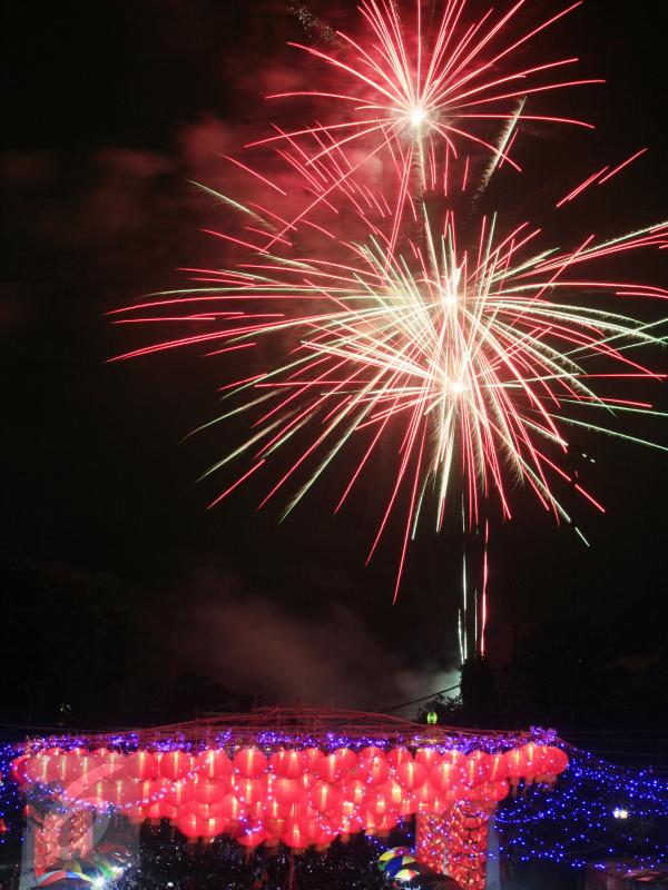 Suasana pesta kembang api saat menyambut Tahun Baru Imlek 2567 di kawasan Pasar Gede, Solo, Senin (8/2). Pesta kembang api menjadi puncak dari perayaan Imlek di Solo yang berlangsung selama 30 menit. (Foto; Boy Harjanto)