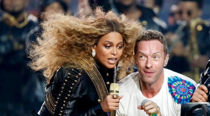 Beyonce dan Chris Martin dari Coldplay tampil pada halftime show Super Bowl 50 yang dihelat di Levi’s Stadium di Santa Clara, California, Minggu (7/2). (REUTERS/Lucy Nicholson)
