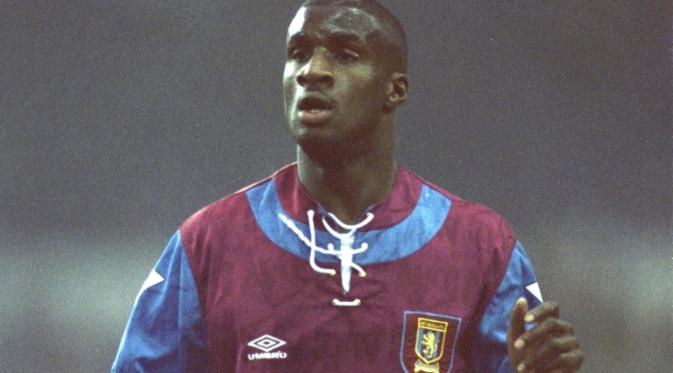 Bryan Small menjadi salah satu pemain penting Aston Villa pada musim 1992-1993. (dok. Premier League)
