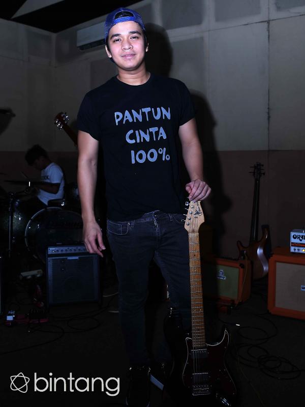 Billy Syahputra di live streaming lagu 'Pantun Cinta 100%'. (Nurwahyunan/Bintang.com)