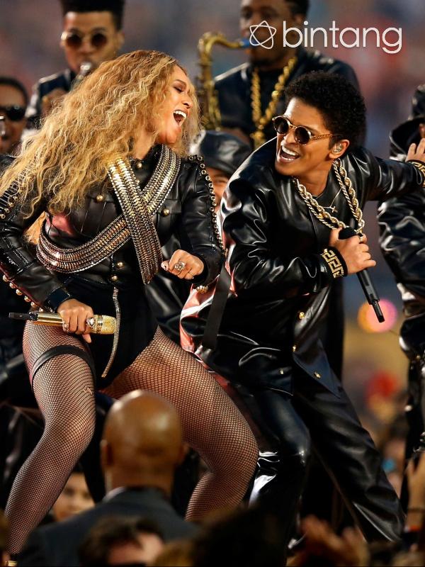 Beyonce dan Bruno Mars ketika tampil di Super Bowl 2016 (AFP/Bintang.com)