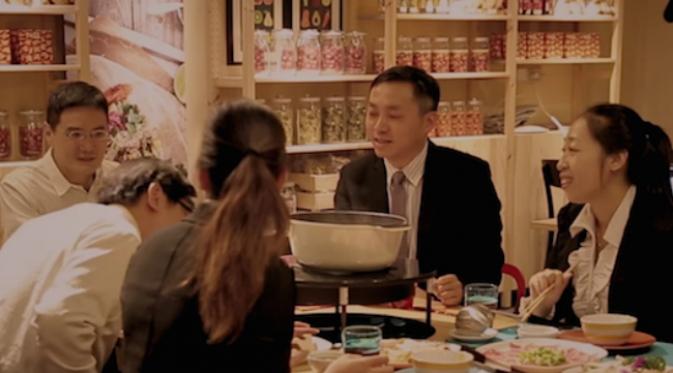 Meja hot pot keluaran IKEA Taiwan ini 'memaksa' para peserta makan untuk menjauhkan diri dari gawai masing-masing. (Sumber video IKEA Taiwan via Shanghaiist.com)