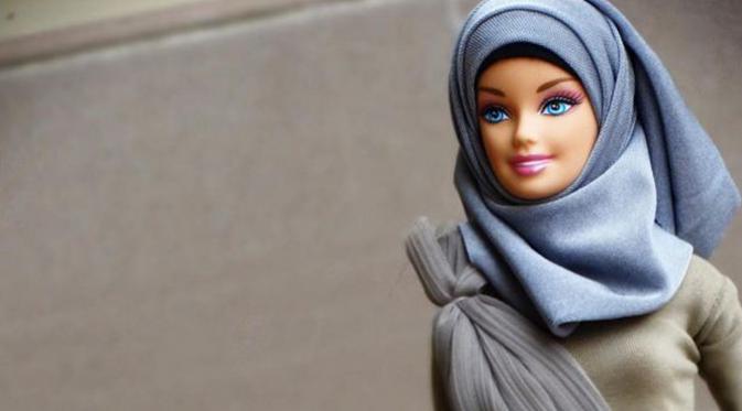 Barbie, boneka cantik ini menjadi mainan idola anak-anak perempuan. Kini, hadir boneka sejenis yang tampil mengenakan pakaian ala muslimah, yang diberi nama Hijarbie. (instagram.com/hijarbie) 