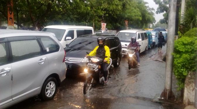 Genangan air di Jalan Kemang, lalu lintas macet (Liputan6.com/ Putu Merta Surya Putra)
