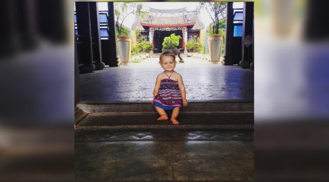 Di usia yang masih sangat muda, si kecil Esme sudah keliling dunia. (Instagram/travelmadmum)