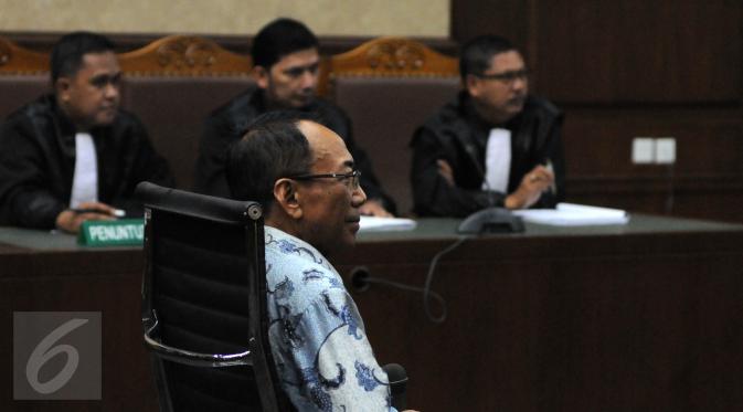 Jero Wacik saat menjalani sidang vonis di Pengadilan Tindak Pidana Korupsi (Tipikor), Jakarta, Selasa (9/2). Majelis hakim menilai Jero telah menggunakan dana operasional menteri (DOM) untuk kepentingan pribadi. (Liputan6.com/Helmi Afandi)