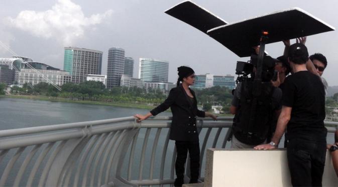 Viola Arsa saat melakukan syuting untuk video klip lagu KPK di Malaysia.