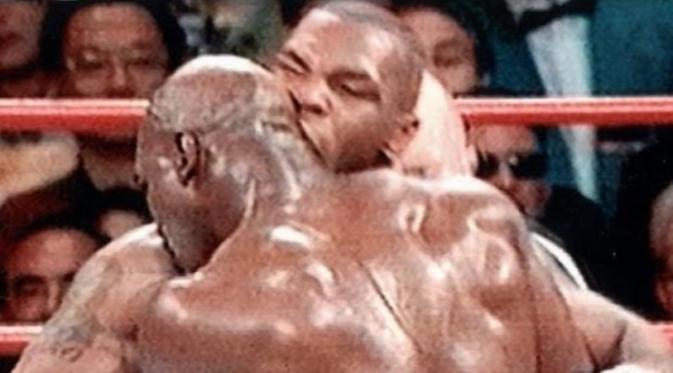Mike Tyson saat menggigit telinga Evander Holyfield pada 1997. (Youtube)