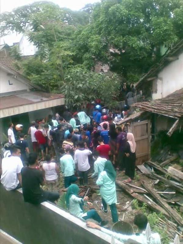 Pesawat tersebut jatuh di atas rumah Bapak Mujianto. (Via: twitter.com/ichong109)
