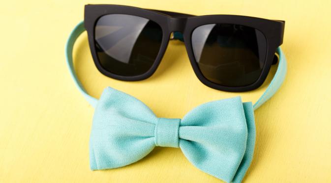 Kacamata hitam dapat menjadi hadiah suvenir pernikahan yang tepat, di pesta outdoor (Foto: Thinkstockphotos.com)
