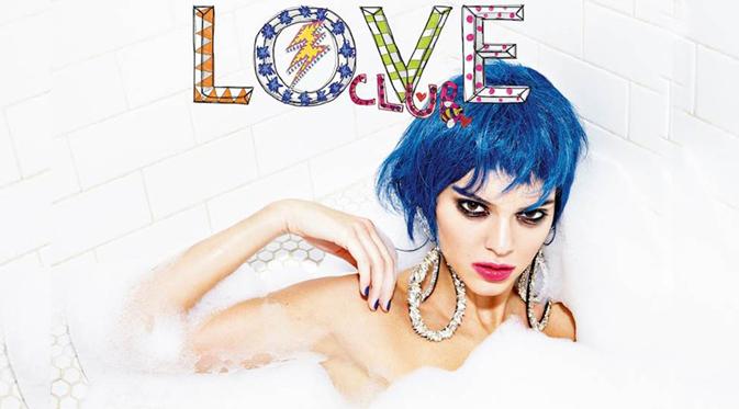 Kendall Jenner berpose mandi busa untuk majalah Love. (foto: eonline)