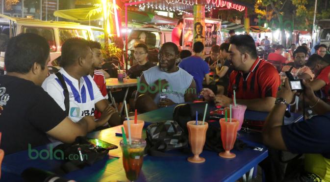 Pelatih Penang FA, Jacksen Tiago berdiskusi bersama Fans saat santai pada sebuah pasar malam di Penang, Malaysia, (31/2/2016). (Bola.com/Nicklas Hanoatubun)