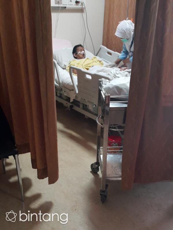 Ibu Rosida tengah menerima perawatan dari suster di Rumah Sakit Dharmais, Jakarta, Rabu (10/2/2016) | (Gadis Abdul/Bintang.com)