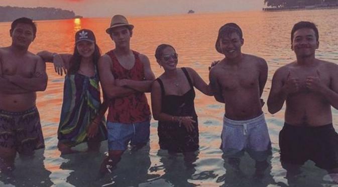 Al Ghazali dan Alyssa Daguise liburan ke Pulau Seribu [foto: instagram/poejyfurious]