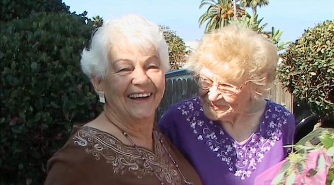  Betty Jane (kiri) dan Minka (kanan), pertemuan ibu dan putrinya yang terpisah 77 tahun (sumber. Today.com)
