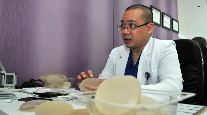 Dokter Adit memberikan keterangan tentang tren implan payudara di Indonesia