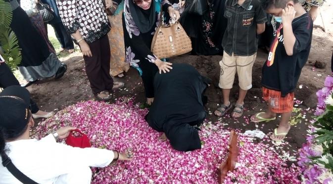 Diana, Istri Ivy Safatillah mencium makam suaminya (Liputan6.com/ Fathi Mahmud)