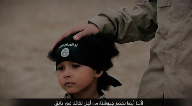 Isa Dare, bocah 4 tahun yang diajarkan oleh ISIS cara meledakkan tahanan | Via: dailymail.co.uk