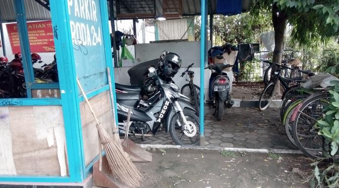 Hampir 2 tahun sepeda motor tak diambil sang pemilik di parkiran di Terminal Giwangan, Umbulharjo, Yogyakarta. (Liputan6.com/Fathi Mahmud)