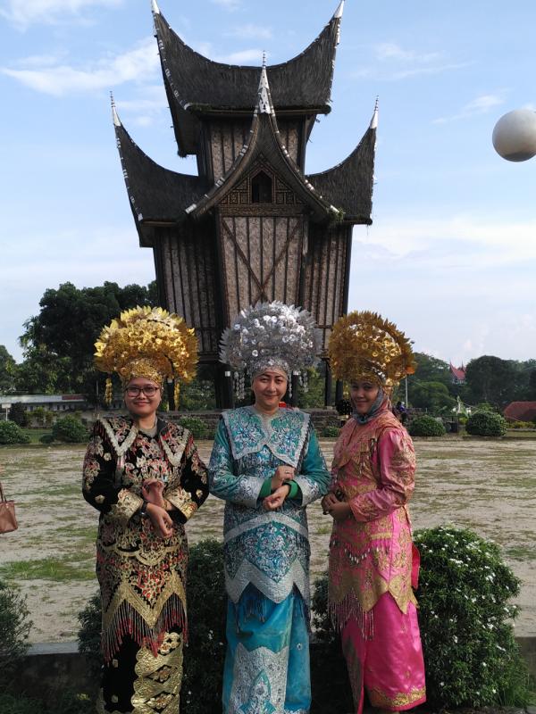 Sumatera Barat seakan tak pernah kehabisan pesona wisatanya. Tempat ini memiliki aneka ragam budaya Minang yang menarik untuk dipelajari