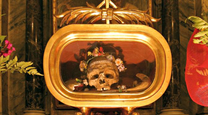 Tengkorak Santo Valentine asal Terni. Terletak di Basilika Santa Maria di Cosmedin, Roma. (Sumber Wikipedia)