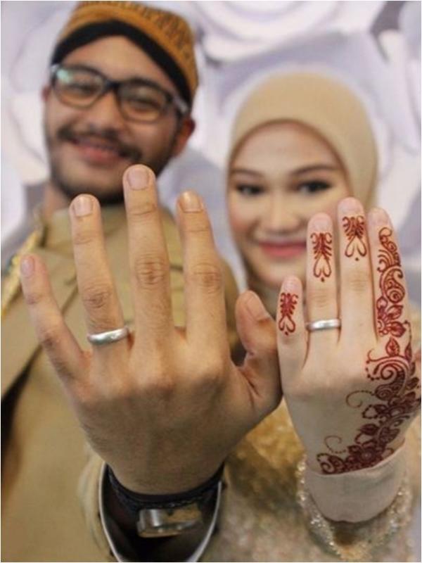Putri Rano Karno, Deanti Rakasiwi, dan Rendi Prabowo menunjukkan cincin pertunangan mereka (via Instagram/dewiranokarno)