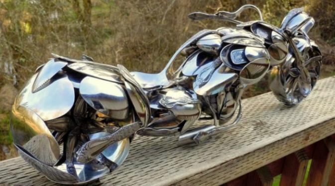 James Rice, menjadi bintang baru di internet karena berhasil menciptakan replika sepeda motor dari sendok-sendok stainless steel yang dibengkokan.(Oddity Central)