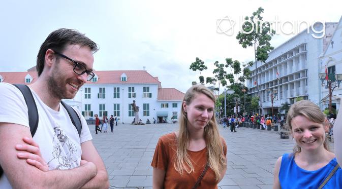 Jacque, Agnet, Tess, warga Belanda yang jadi peserta Jakarta Walking Tour. (Galih W. Satria/Bintang.com)