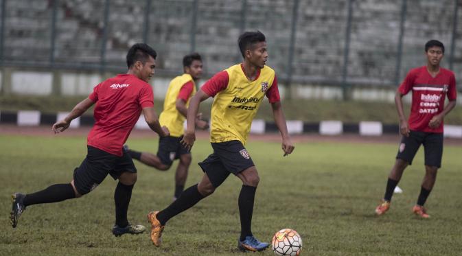 Pemain Bali United yang dipinjam dari Surabaya United, Zulfiandi, menggiring bola saat latihan jelang uji coba melawan Persib di Stadion Siliwangi, Bandung. (Bola.com/Vitalis Yogi Trisna)