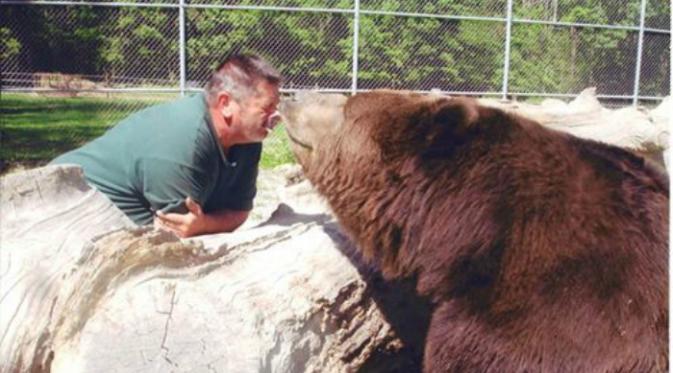Bersama beruang bernama Jimbo dengan berat 1.500 pon atau sekitar 680 kilogram, Jim malah mengajaknya bermain seperti layaknya orangtua.(Today.com)