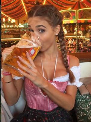 Kekasih Mario Gotze, Ann-Kathrin Brommel, menenggak bir dari gelas berukuran jumbo.