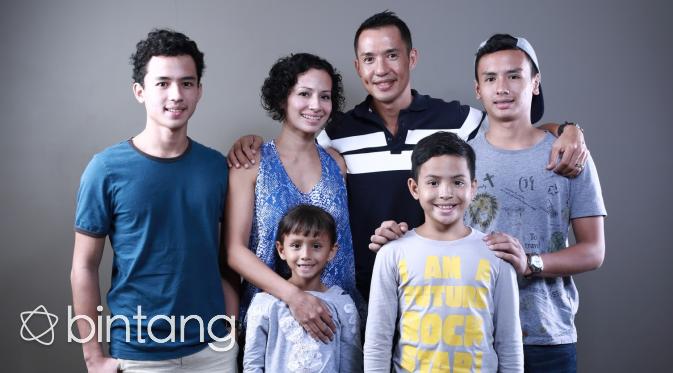 Erwin Parengkuan dan keluarga. (Febio Hernanto/bintang.com)