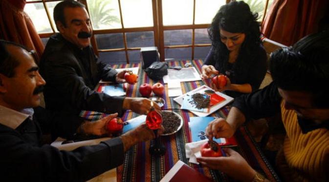 Orang-orang Kurdi di Irak menghias apel dengan cengkeh | via: mashable.com
