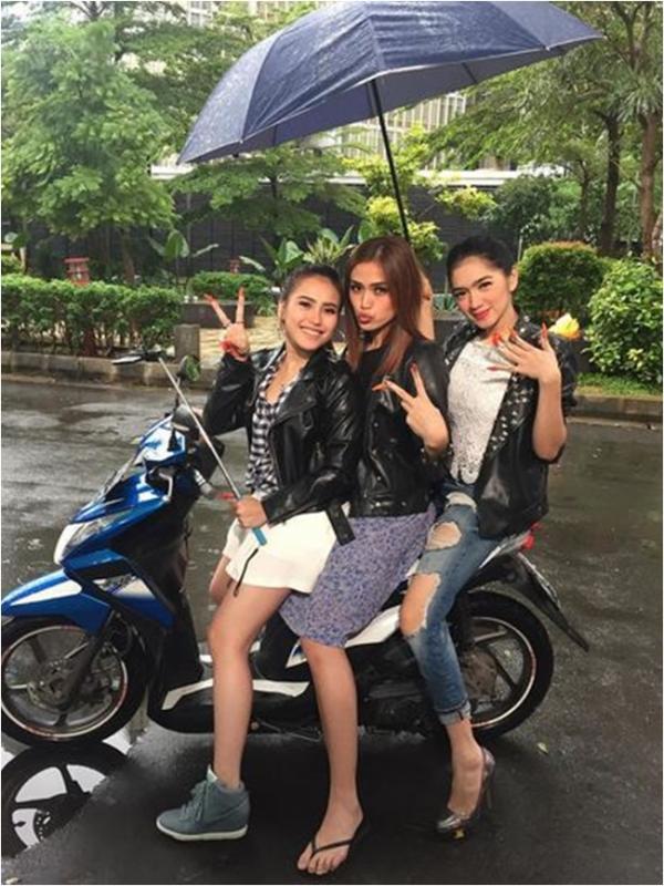 Jessica Iskandar, Ayu Ting Ting, dan Angel Karamoy dengan gaya cabe-cabean (via Instagram/jedarcantik)