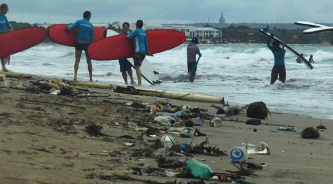 Tumpukan sampah semacam ini kerap mengotori Pantai Kuta, Bali, terlebih saat musim hujan dan juga embusan Angin Muson Barat. (Liputan6.com/Yudha Maruta)