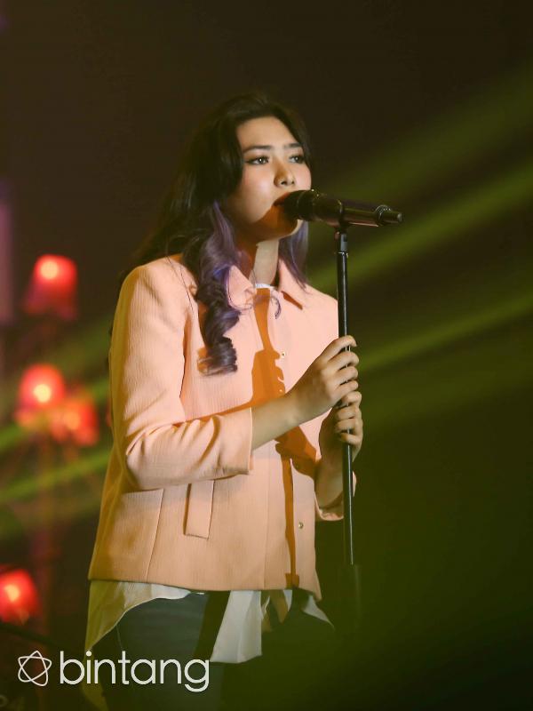 Isyana Sarasvati terjatuh di panggung untuk pertama kalinya (Nurwahyunan/Bintang.com)