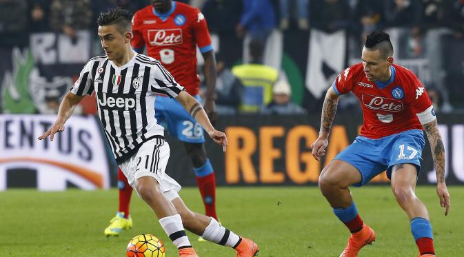 Gelandang Juventus diadang kapten Napoli, Marek Hamsik. (Reuters)