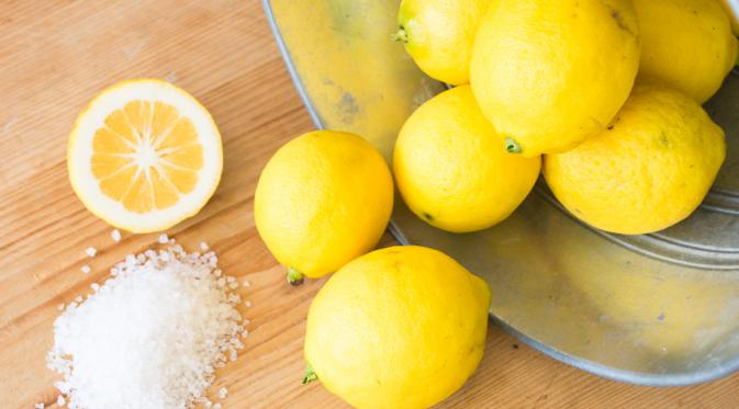 Campuran air, jus lemon dan garam dipercaya bisa ringankan migrain. (Via: farmpretty.com)